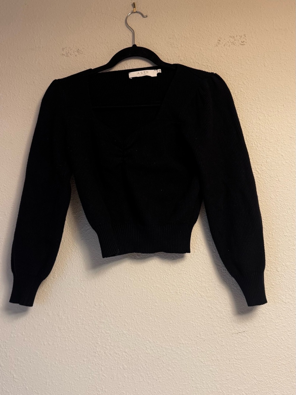 ASTR Cropped Black Rib Knit Puff-Sleeve Sweater